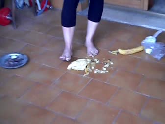 Simply Amanda foot fetish - Crush Two Bananas
