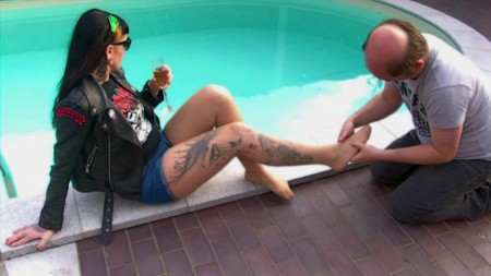 Luxury Legs  Fuverehrung Am Pool - Mein treu ergebener diener massiert mir am pool in meinem studio femdom empire die fe, mit blick auf meinen gttlichen hintern in sexy jeans short. / My loyal servant massaged me by the pool in my studio femdom empire feet , overlooking my divine ass in sexy jeans shorts.